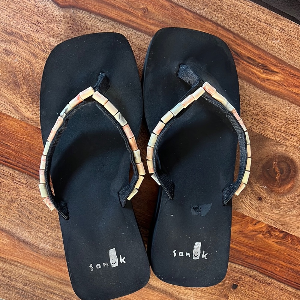 Sanuk wedge Flip flops. Size 7.